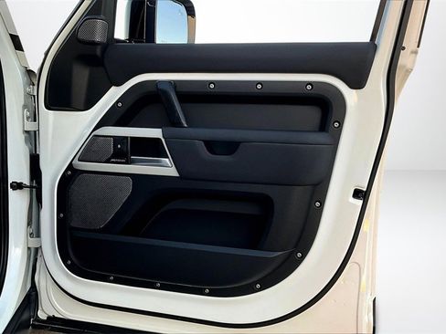 Used 2020 Land Rover Defender 110 SE image 28