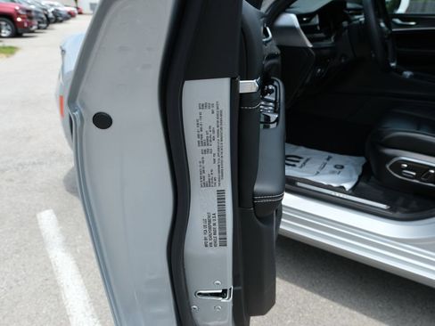 Used 2023 Jeep Grand Cherokee Overland w/ Advanced Protech Group III AWD/4WD image 43