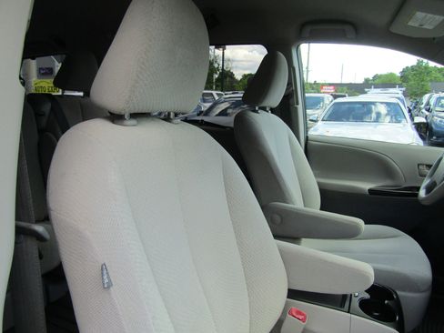 Used 2013 Toyota Sienna LE w/ Towing Pkg FWD image 14