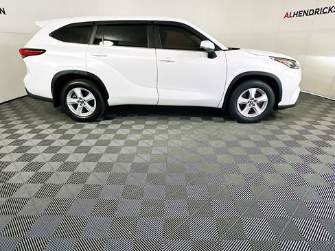 Used 2023 Toyota Highlander L image 2