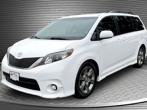 Used 2012 Toyota Sienna SE FWD image 3