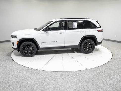 Used 2023 Jeep Grand Cherokee Limited w/ Black Appearance Package AWD/4WD image 34