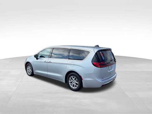 Used 2024 Chrysler Pacifica Touring-L FWD image 4