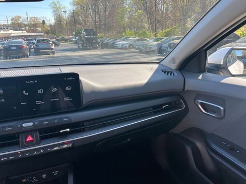 Used 2025 Kia K4 LXS image 31