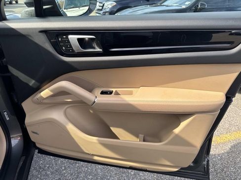 Used 2022 Porsche Cayenne Coupe image 14