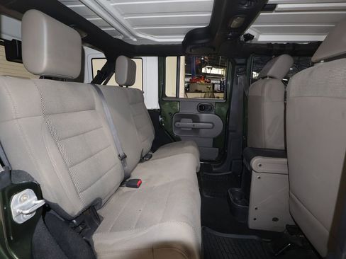 Used 2007 Jeep Wrangler Unlimited Sahara w/ Dual Top Group image 16