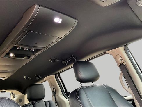 Used 2016 Dodge Grand Caravan SXT FWD image 13