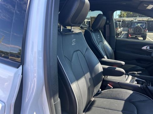 Used 2024 Chrysler Pacifica Limited w/ S Appearance Package image 21