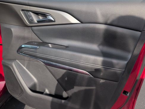 Certified 2025 Chevrolet Traverse LT FWD image 40