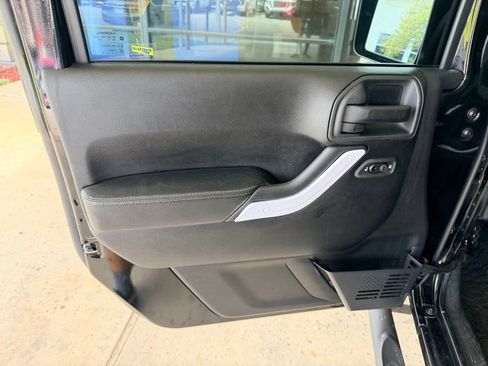 Used 2016 Jeep Wrangler Unlimited Sahara AWD/4WD image 11