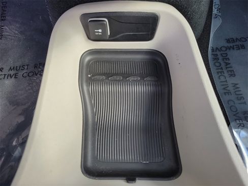 Used 2024 Chrysler Pacifica Touring-L image 18