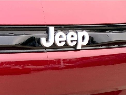 Used 2025 Jeep Grand Cherokee Laredo AWD/4WD image 13