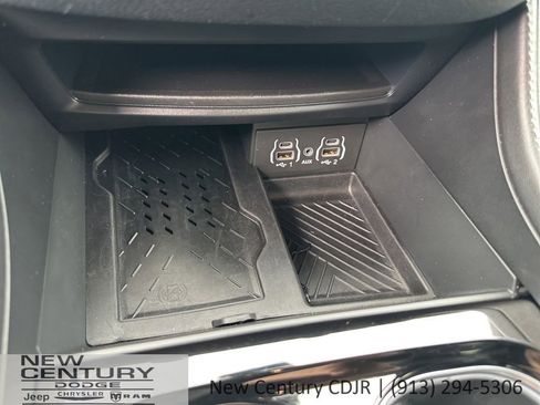 Used 2025 Chrysler Pacifica Limited FWD image 32