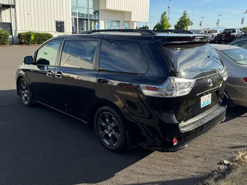 Used 2016 Toyota Sienna SE Premium FWD image 2
