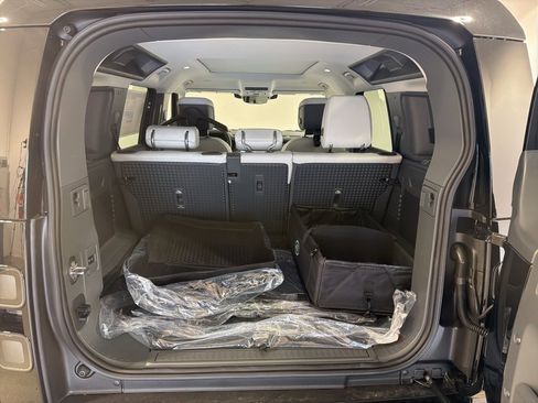 New 2026 Land Rover Defender 110 X-Dynamic SE image 29