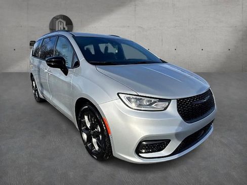 New 2026 Chrysler Pacifica Select FWD image 4