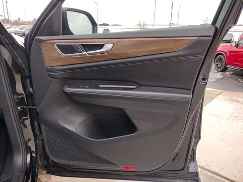 Used 2024 Volkswagen Atlas SE image 25