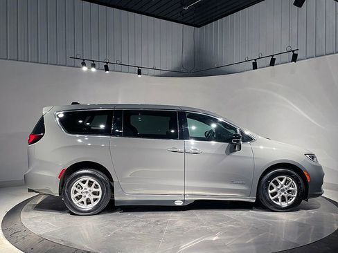 Used 2024 Chrysler Pacifica Touring FWD image 7