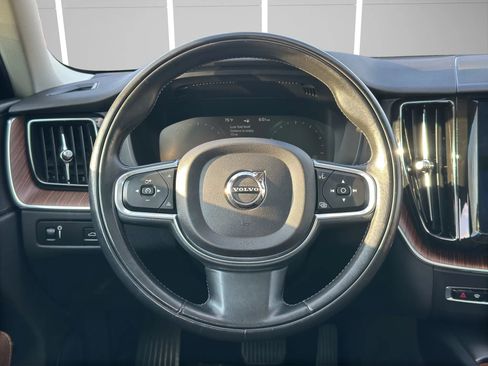Used 2018 Volvo XC60 T5 Momentum w/ Convenience Package image 18