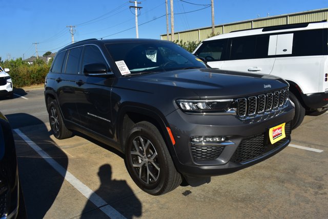 Used 2024 Jeep Grand Cherokee Limited RWD image 3