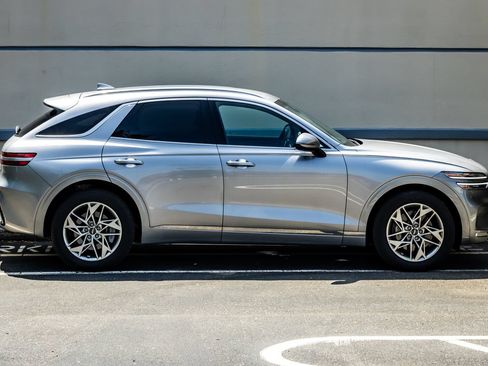 Used 2025 Genesis GV70 2.5T AWD/4WD image 9