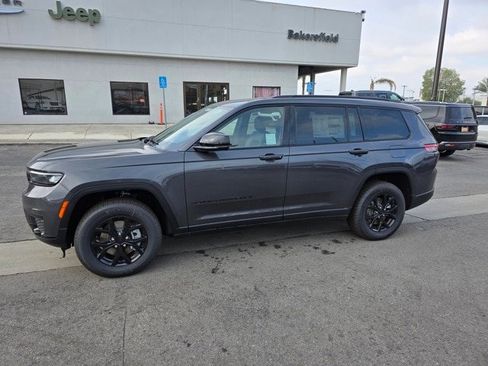 New 2025 Jeep Grand Cherokee L Laredo image 1