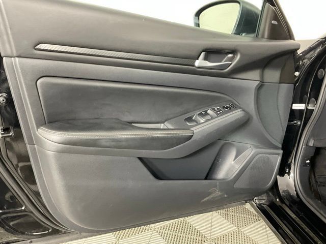 Used 2025 Nissan Altima 2.5 SV FWD image 11
