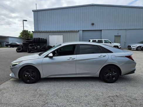Used 2021 Hyundai Elantra SEL w/ Convenience Package image 4