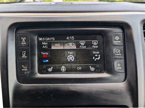Used 2017 Jeep Cherokee Latitude w/ Cold Weather Group AWD/4WD image 26