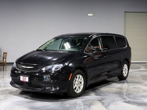 Used 2023 Chrysler Voyager LX FWD image 3