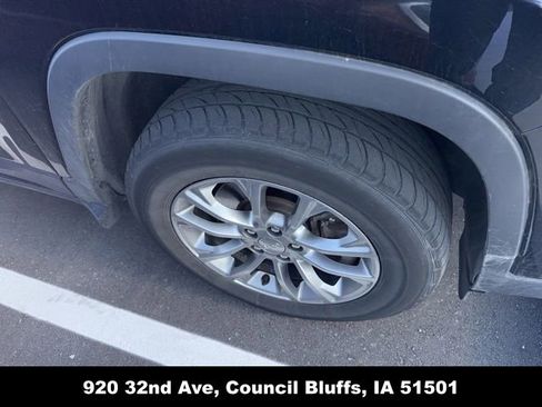 Used 2019 Jeep Cherokee Latitude Plus w/ Cold Weather Group AWD/4WD image 8