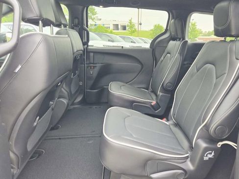 New 2026 Chrysler Pacifica Limited FWD image 15
