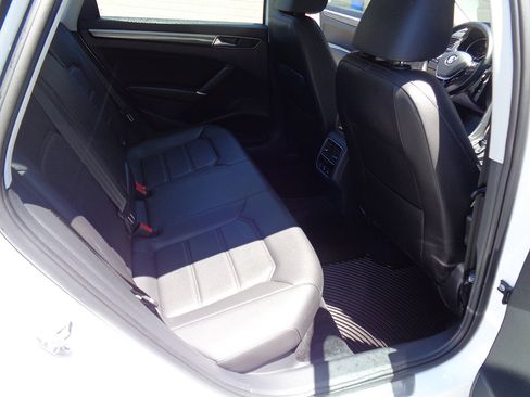 Used 2018 Volkswagen Passat 2.0T SE image 17