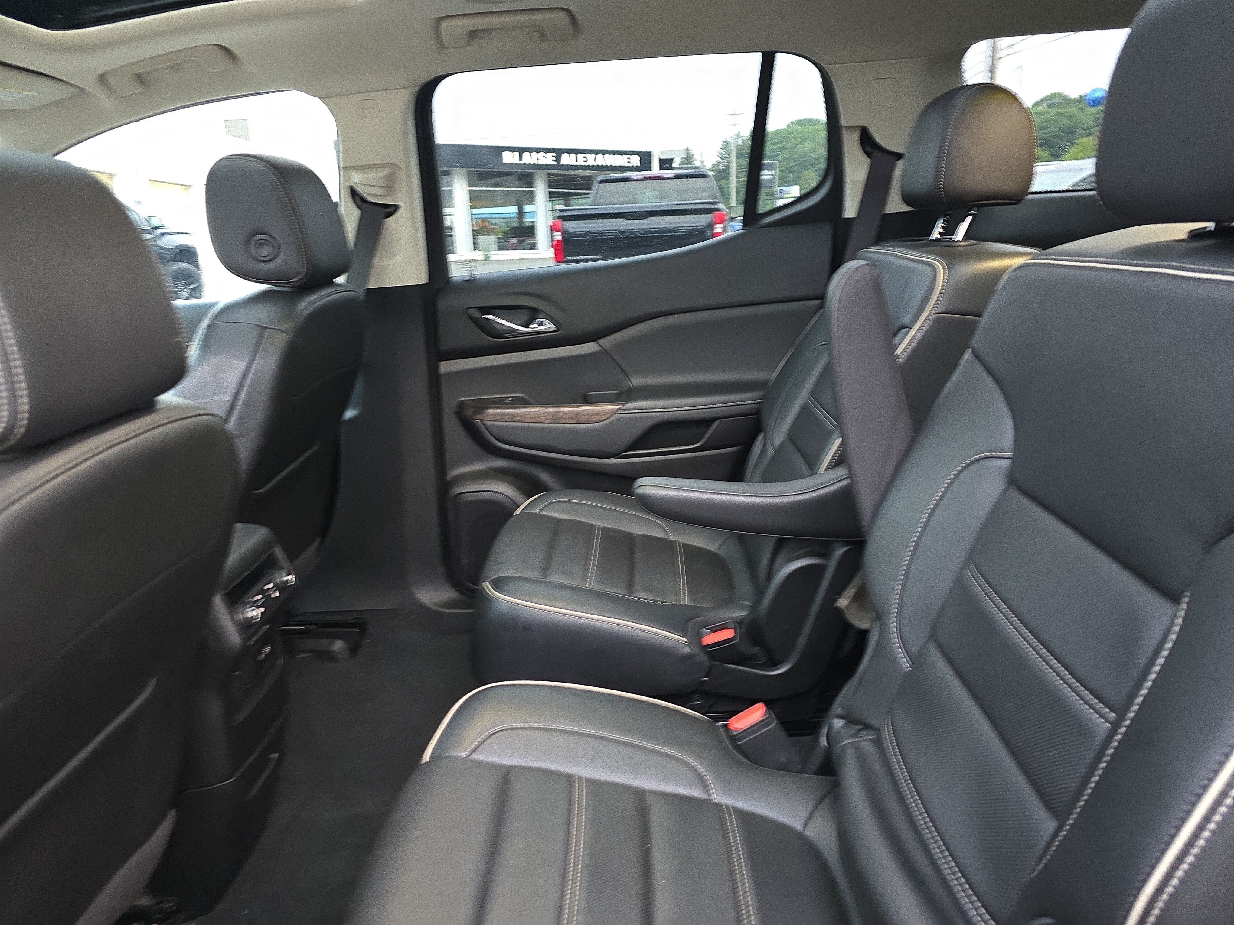 Used 2023 GMC Acadia Denali w/ Denali Technology Package AWD/4WD image 13