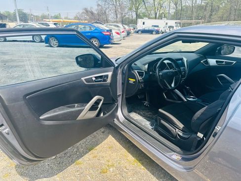Used 2017 Hyundai Veloster FWD image 13