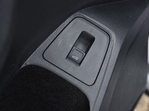 Certified 2024 Volkswagen Tiguan SE image 9