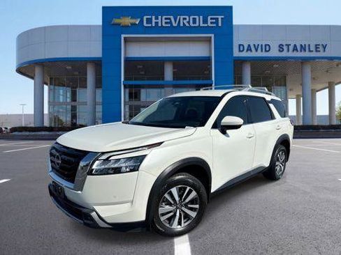 Used 2024 Nissan Pathfinder SL FWD image 1