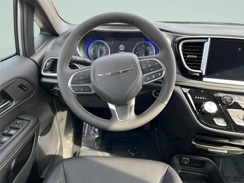 New 2026 Chrysler Pacifica Select image 17