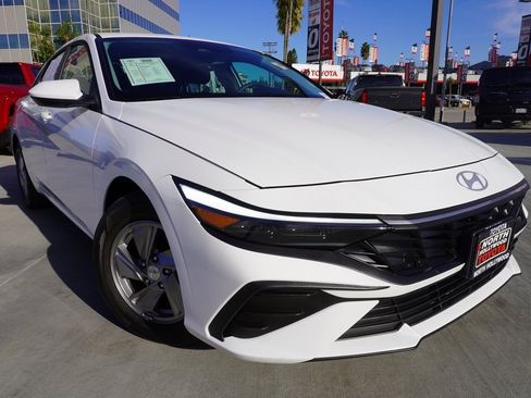 Used 2025 Hyundai Elantra SE image 2