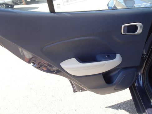 Used 2023 Hyundai Venue Limited FWD image 14