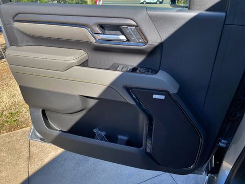 Used 2025 Chevrolet Silverado 2500 ZR2 w/ Technology Package image 31