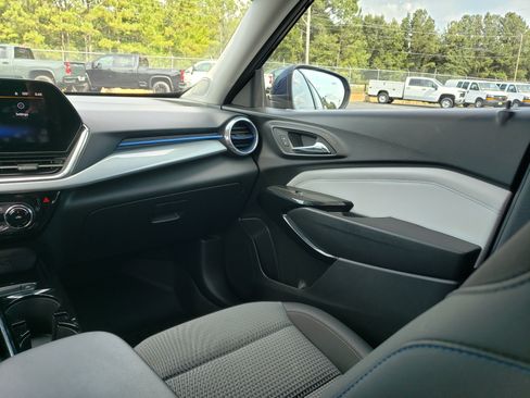 Used 2024 Chevrolet Trax LT w/ Driver Confidence Package FWD image 33