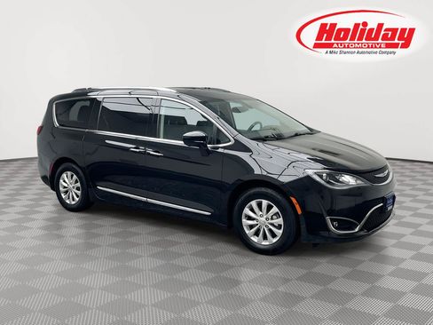 Used 2019 Chrysler Pacifica Touring-L FWD image 1