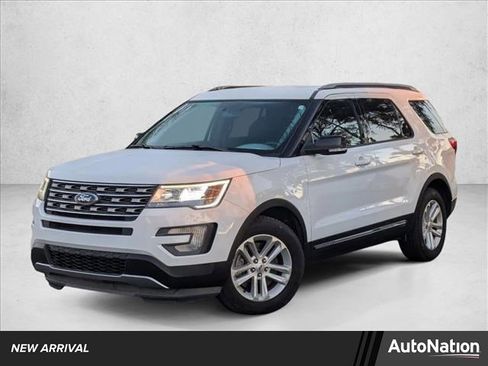 Used 2017 Ford Explorer XLT image 1