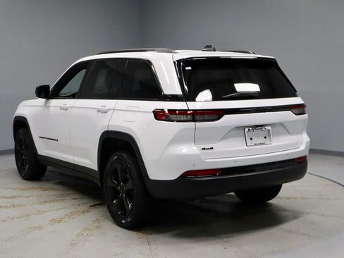 Used 2024 Jeep Grand Cherokee Altitude AWD/4WD image 9