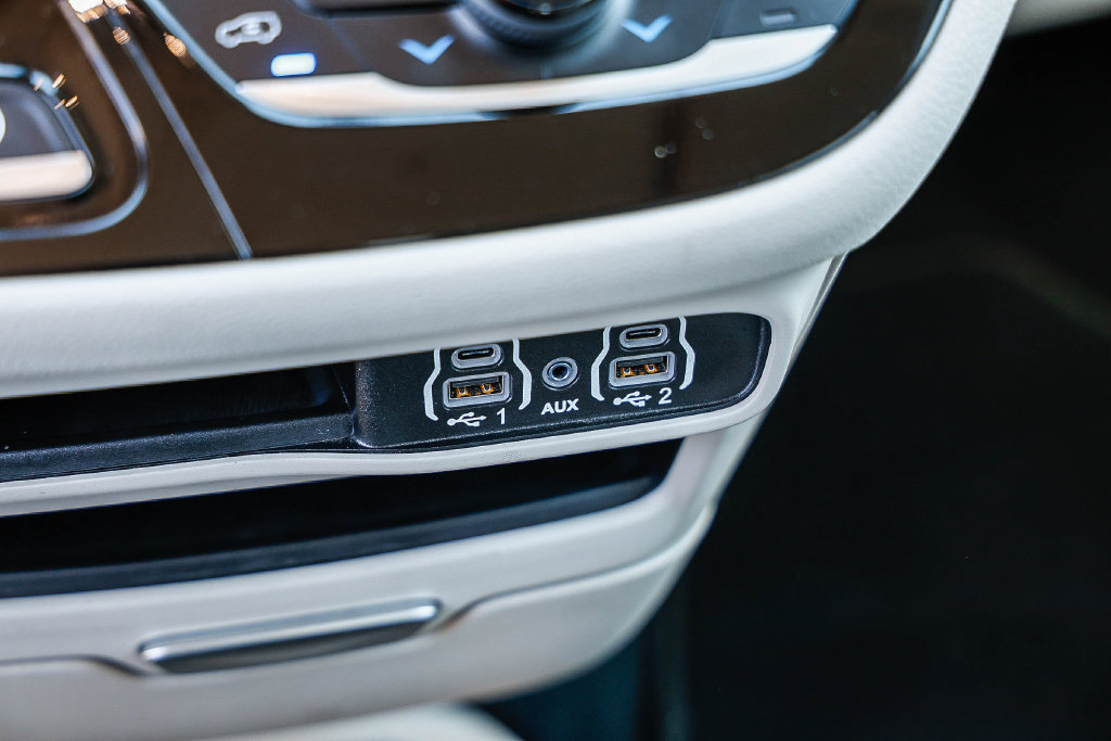 Used 2021 Chrysler Pacifica Touring-L FWD image 32