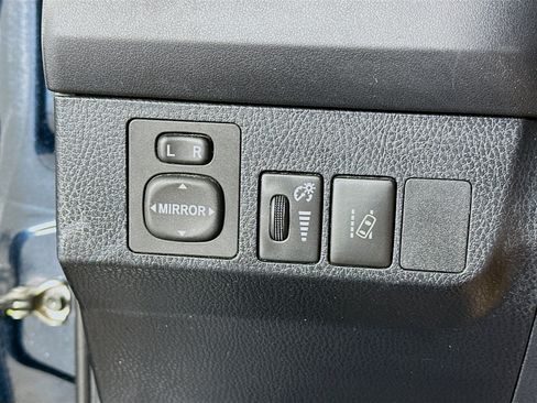 Used 2018 Toyota RAV4 LE image 17