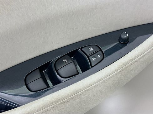 Used 2011 Nissan Leaf SL w/ Eco Design Pkg image 19