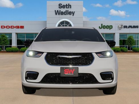 New 2026 Chrysler Pacifica Select image 2