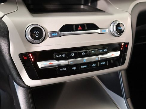 Used 2023 Ford Explorer XLT image 7